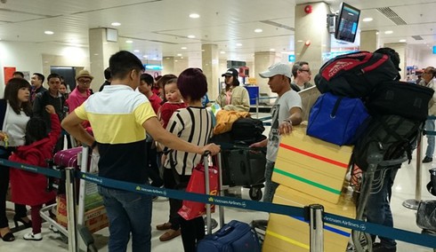 Vật vã gần 10 giờ vẫn không được lên máy bay về quê - ảnh 4