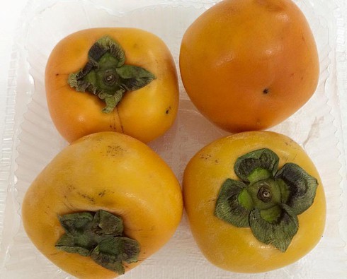 Hồng Đà Lạt 2.000/kg ế ẩm, dân Việt xài sang ăn hồng Nhật 400.000 đồng/kg - ảnh 1