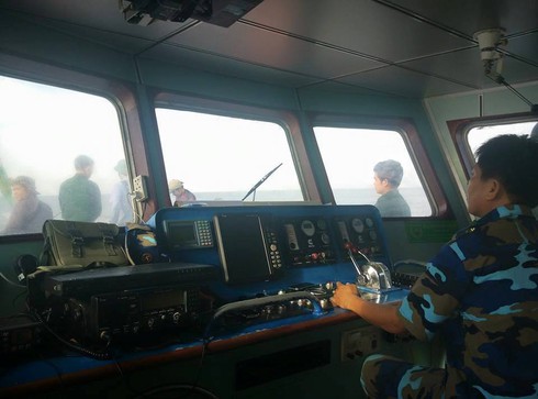 Huy động cần cẩu lai dắt tàu Hoàng Phúc 18 tại sông Soài Rạp - ảnh 1