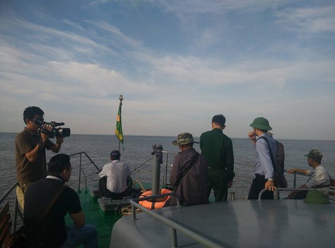 Huy động cần cẩu lai dắt tàu Hoàng Phúc 18 tại sông Soài Rạp - ảnh 2