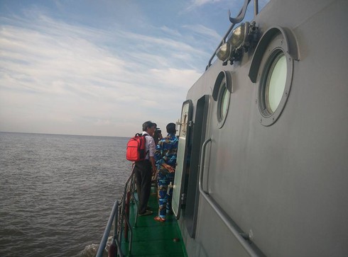 Huy động cần cẩu lai dắt tàu Hoàng Phúc 18 tại sông Soài Rạp - ảnh 3