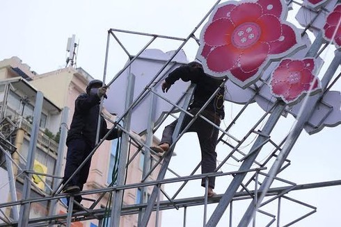 ShopTIN ngày 16/1: Tháo dỡ trang trí diêm dúa, rối rắm, Hà Nội đã lắng nghe... - ảnh 1