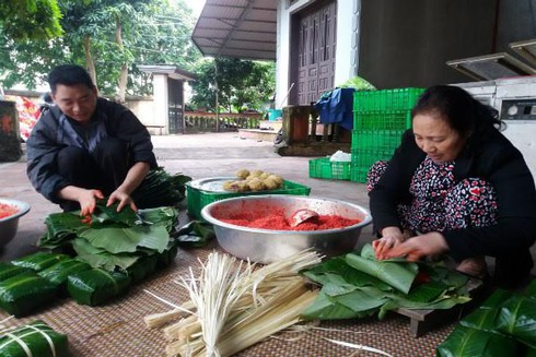Về làng mỗi người gói hàng nghìn bánh chưng mùa Tết - ảnh 1