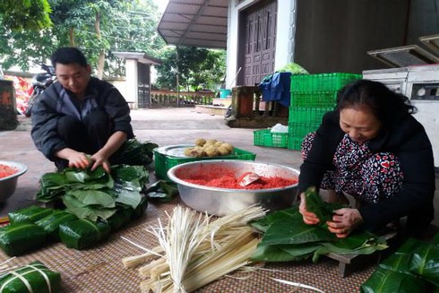 Về làng mỗi người gói hàng nghìn bánh chưng mùa Tết - ảnh 10