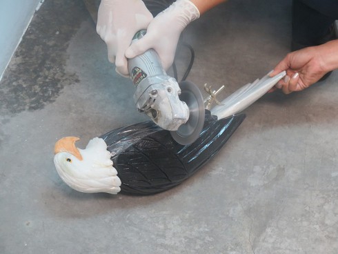 Bí ẩn gần 2 kg cocain giấu trong tượng chim đại bàng - ảnh 2