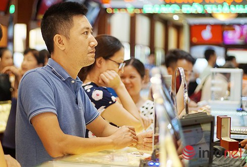 Giá vàng hôm nay 14/7 tiếp tục giảm sâu, USD vẫn án binh bất động - ảnh 1