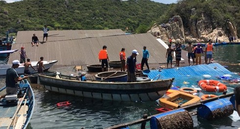 Ninh Thuận; Nhà hàng nổi bị tông sập, hàng trăm khách rơi xuống biển - ảnh 1