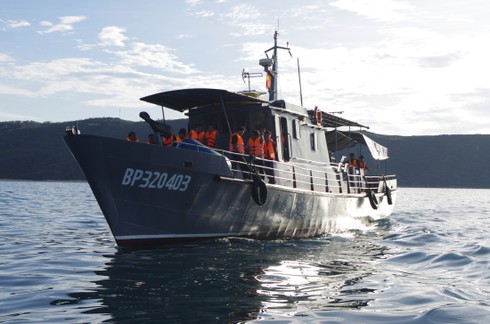 Cứu 6 ngư dân chìm tàu trên biển - ảnh 1