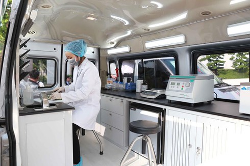 Vingroup trao tặng Hà Nội 3 xe kiểm nghiệm thực phẩm - ảnh 1