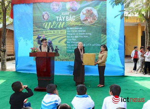 Nhà báo ngành TT&TT chia sẻ khó khăn với học sinh vùng cao Nậm He - ảnh 4