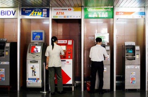 Ngân hàng muốn tăng phí ATM - ảnh 1