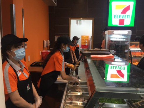 Tiết lộ bất ngờ về người bán xôi, gỏi...cho đại gia 7-Eleven - ảnh 1