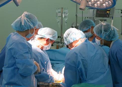 Mẹ hiến 60% gan cứu con thoát khỏi “cửa tử” - ảnh 2