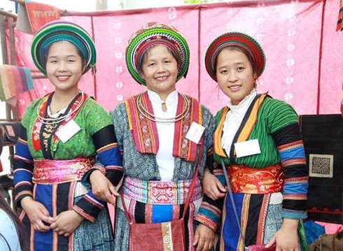 Người phụ nữ H'Mông đưa vải lanh thổ cẩm ra thế giới