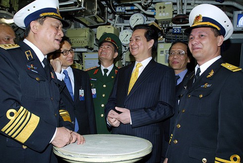 Thủ tướng ân cần hỏi thăm sức khỏe thủy thủ tàu ngầm - ảnh 1