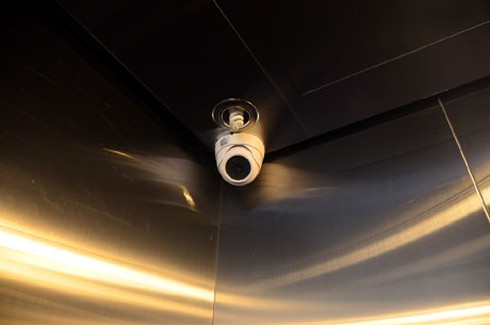 Giây phút hoảng loạn của 4 người kẹt trong thang máy - ảnh 2