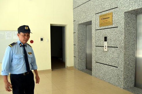 Giây phút hoảng loạn của 4 người kẹt trong thang máy - ảnh 1