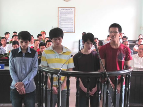 Toà án Huế xét xử những kẻ cả gan tống tiền cảnh sát - ảnh 2