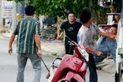 Đi chơi với bạn gái bị côn đồ vây đánh chết - ảnh 1