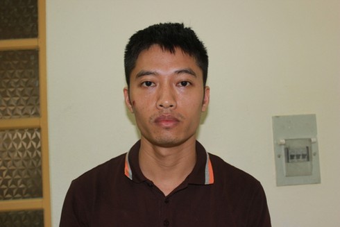 Lôi nữ sinh vào nhà nghỉ dùng súng ép