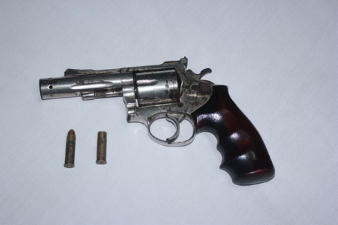 Lôi nữ sinh vào nhà nghỉ dùng súng ép