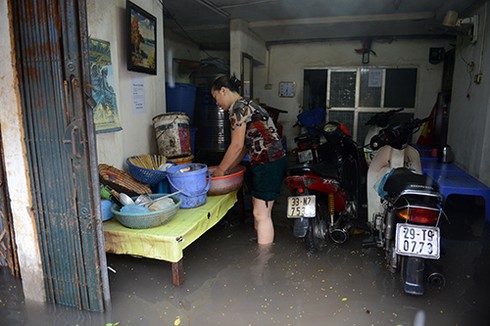 Mưa lớn, đường Hà Nội lại biến thành sông - ảnh 2