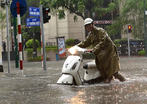 Mưa lớn, đường Hà Nội lại biến thành sông - ảnh 4