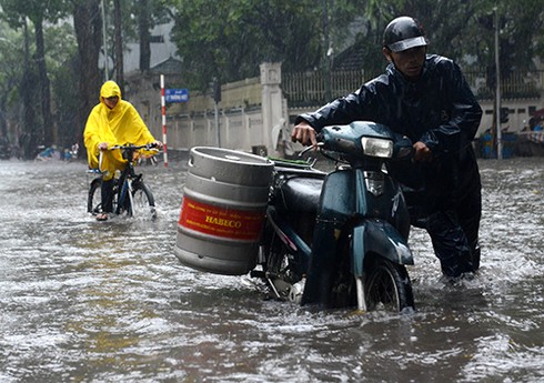 Mưa lớn, đường Hà Nội lại biến thành sông - ảnh 8