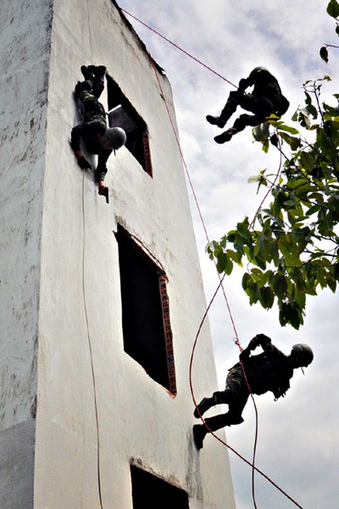 Xem đặc công Quân khu 9 vượt qua bài huấn luyện nguy hiểm - ảnh 5