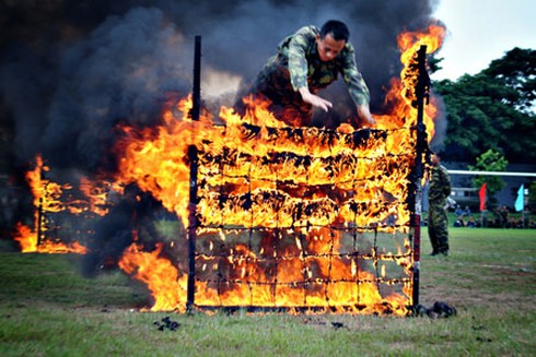 Xem đặc công Quân khu 9 vượt qua bài huấn luyện nguy hiểm - ảnh 1