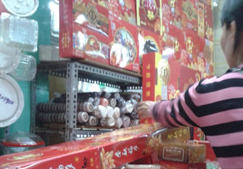 Bánh Trung thu trôi nổi: Thích ghi nhãn gì cũng có - ảnh 1