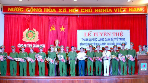 27 cảnh sát tuyên thệ bảo vệ Nhà máy lọc dầu Dung Quất - ảnh 1