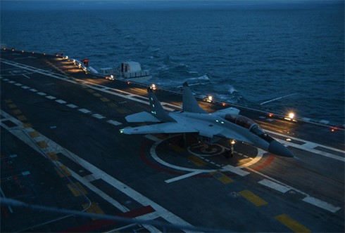 Mig-29K/KUB bay đêm thành công trên tàu sân bay Ấn Độ - ảnh 4