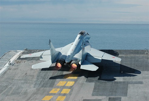 Mig-29K/KUB bay đêm thành công trên tàu sân bay Ấn Độ - ảnh 1