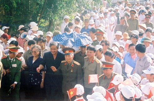 Người dân làng An Xá đón Đại tướng về thăm quê năm 2004 (Ảnh TL)