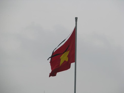 Cách treo cờ rủ đúng quy định trong lễ tang Đại tướng - ảnh 1