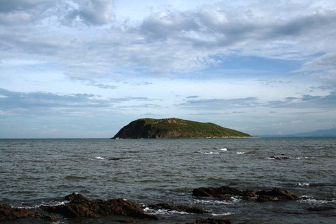 Thuộc xã Quảng Đông, huyện Quảng Trạch, tỉnh Quảng Bình, Vũng Chùa - Đảo Yến là khu du lịch nổi tiếng nằm ở phía Bắc tỉnh Quảng Bình.