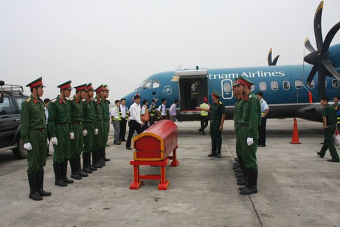 Hình ảnh máy bay ATR 72 vận chuyển thi hài Đại tướng Võ Nguyên Giáp - ảnh 1