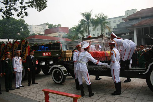 Hình ảnh mới nhất: Linh xa chở linh cữu Đại tướng Võ Nguyên Giáp sáng 13-10 - ảnh 5