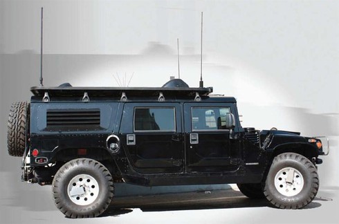 Hummer hầm hố với thiết bị phá sóng.