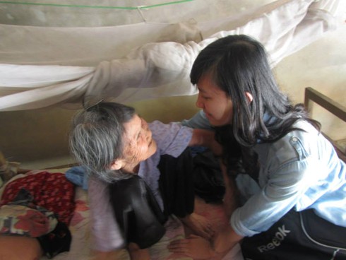 Nữ du học sinh làm từ thiện ở quê nhà Hà Tĩnh - ảnh 1