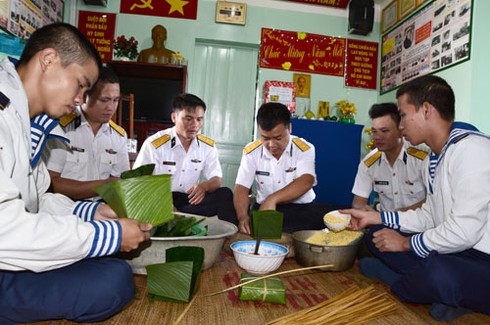 Quà Tết tới Nhà Giàn mùa biển động - ảnh 11