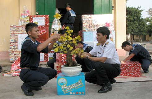Quà Tết tới Nhà Giàn mùa biển động - ảnh 1