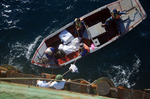 Quà Tết tới Nhà Giàn mùa biển động - ảnh 8