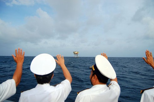 Quà Tết tới Nhà Giàn mùa biển động - ảnh 14