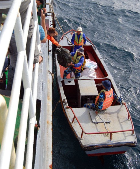 Quà Tết tới Nhà Giàn mùa biển động - ảnh 7