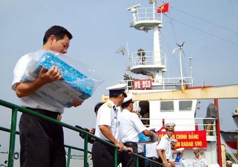 Quà Tết tới Nhà Giàn mùa biển động - ảnh 2