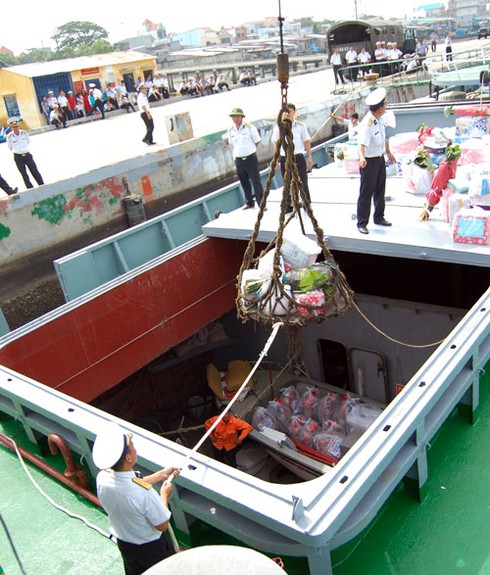 Quà Tết tới Nhà Giàn mùa biển động - ảnh 3