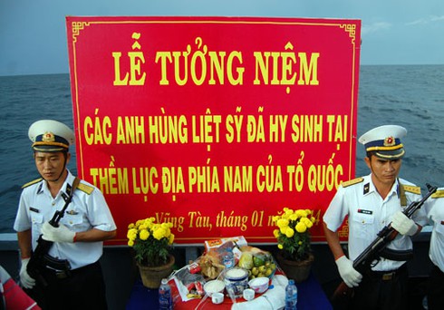 Quà Tết tới Nhà Giàn mùa biển động - ảnh 6