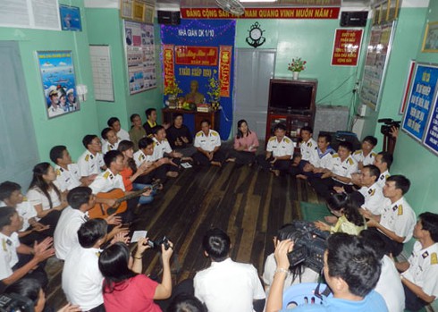 Quà Tết tới Nhà Giàn mùa biển động - ảnh 13